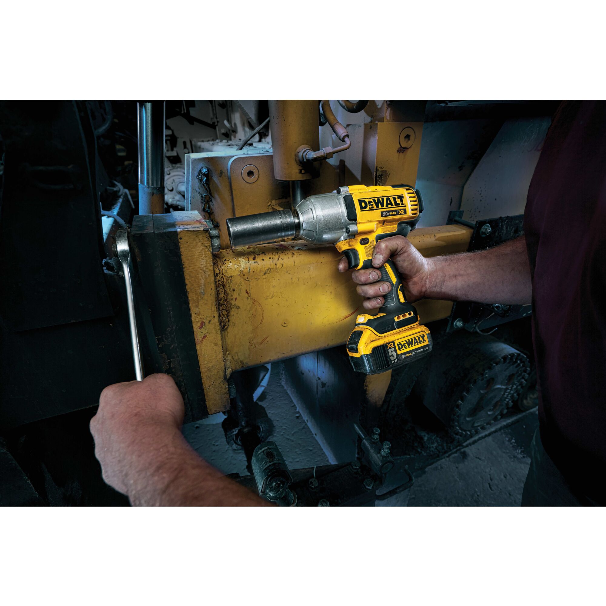 DeWalt DCF899P2 18v Cordless XR High Torque Brushless Impact Wrench 950Nm with 2 Li-ion Batteries 5ah