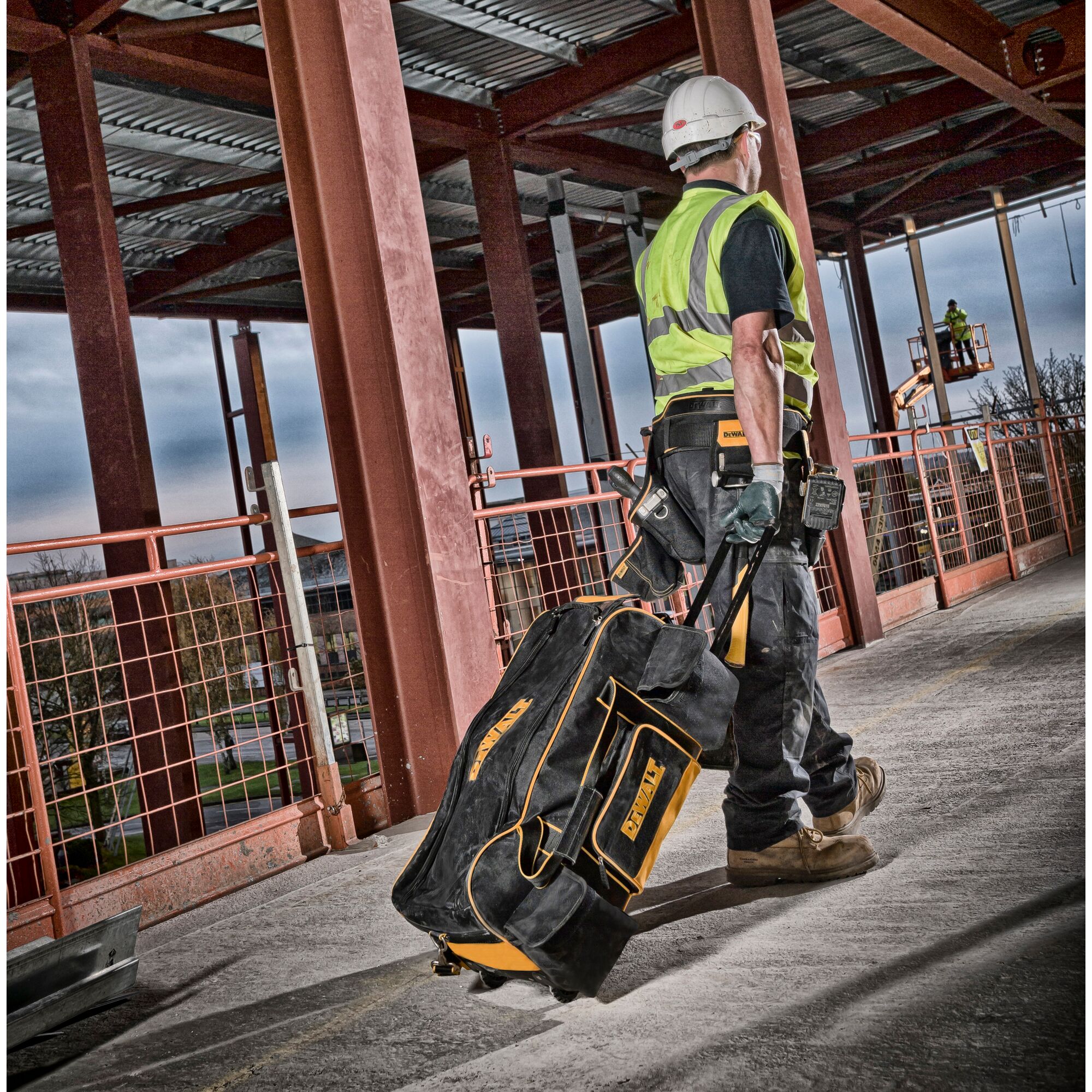 DUFFLE BAG WITH WHEELS | DEWALT